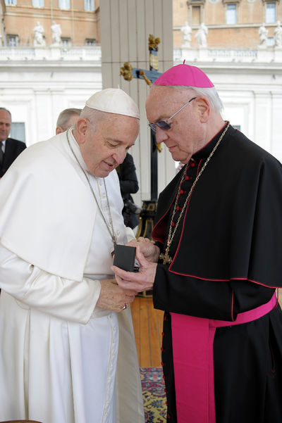  Bischof Algermissen überreicht Papst Franziskus die Fuldaer Jubiläumsmedaille. Foto: Osservatore Romano